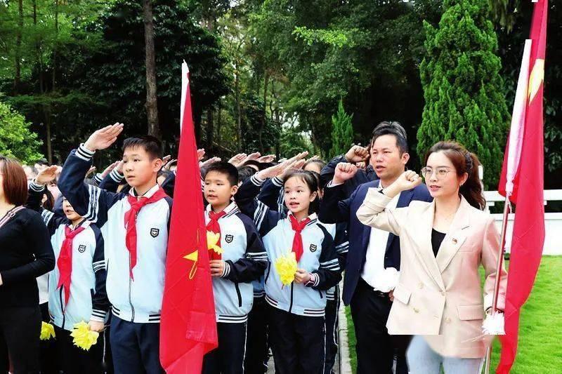 残疾男子摆摊拾荒16年捐出百万(十):求你们不要说我是拾荒者,我也想打工没办法,站不起来,捡瓶子也是工作,给一个残疾人留个自尊心